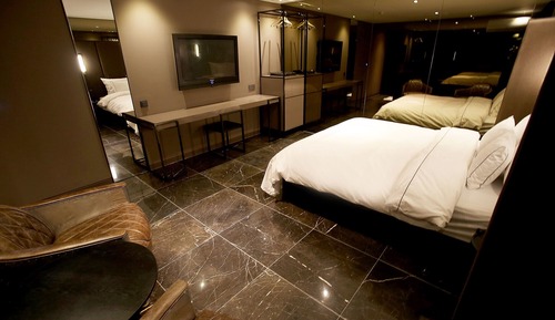 Room (Deluxe (Netflix Tiving Watcha Disney+)