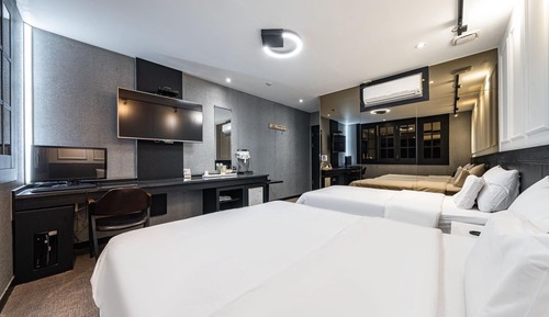Room (Business (netflix viewing / twin beds)
