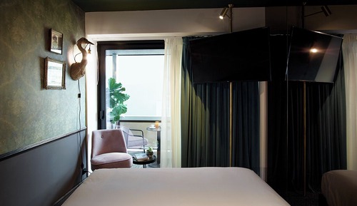 Urban Double Room with Balcony and City View