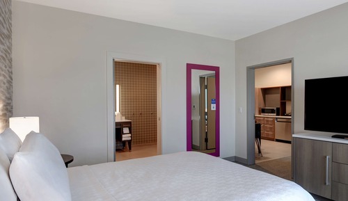 Suite, 1 cama de matrimonio (Mobility & Hearing, Roll-in Shower)