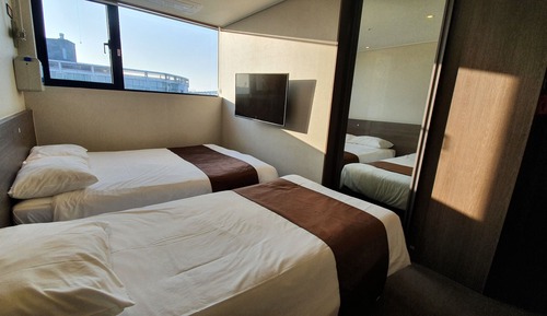 [Special Offer - Pole dance performance + giveaway + Netflix] Family Twin Room, Breakfast for 3 pax