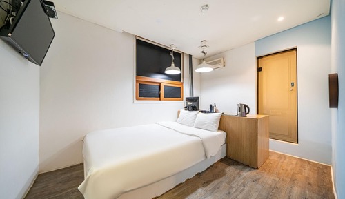 Room (Standard - Walk-in only (no parking/d)
