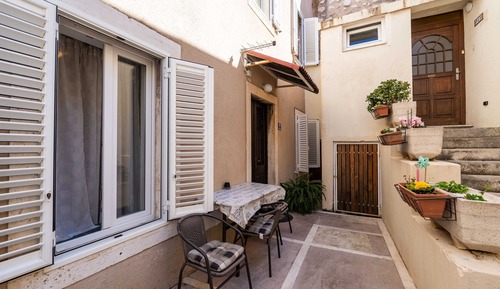 Apartamento (One Bedroom Apartment with Terrace)