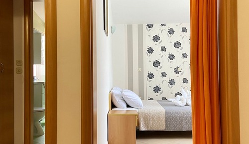 Estudio (Studio Apartment with Balcony)
