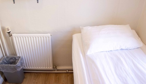 Small Single room, shared bathroom (Bed 180 cm long)