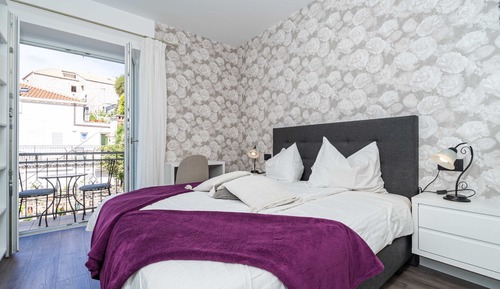 Apartamento (One Bedroom Apartment with Balcony an)