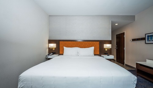 Habitación, 1 cama de matrimonio grande, frigorífico y microondas