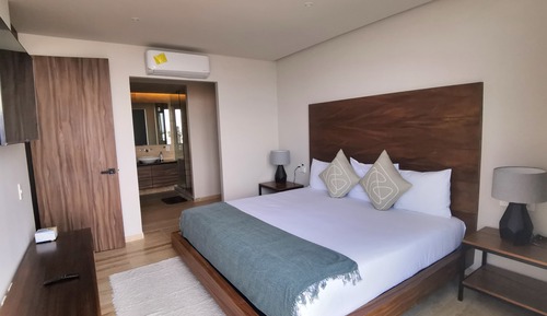Apartamento de lujo, 2 habitaciones, balcón, vistas parciales al mar