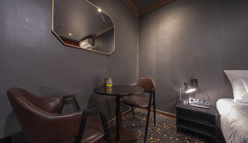 Room (Mongkok Deluxe (drug mattress Netflix)