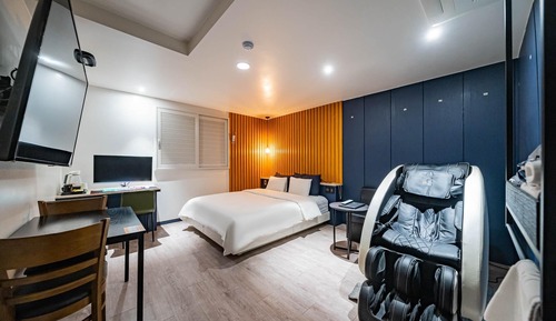 Room (Suite Room A (styler Netflix YouTube )