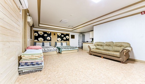 Room (66m suite)