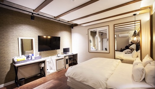 Room (Suite (massage machine Netflix air pu)