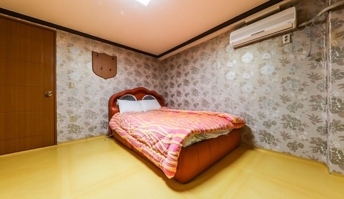 Room (Family room)