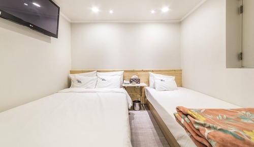 Room (Twin)