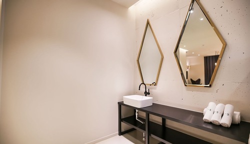 Room (Suites)