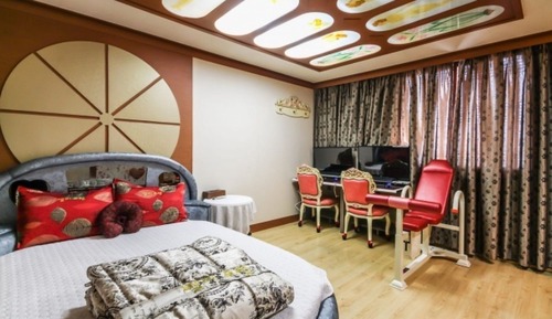 Room (Couple PC)