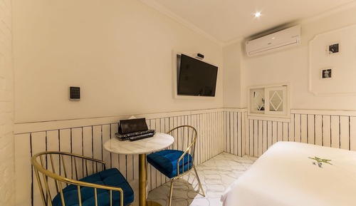 Room (VIP (bathtub Netflix Disney Tving App)