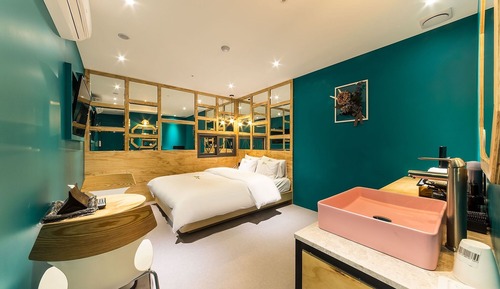 Room (Deluxe B (Netflix Disney Tiving Apple)