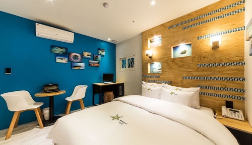 Room (Deluxe Plus (some bathtubs Netflix Di)