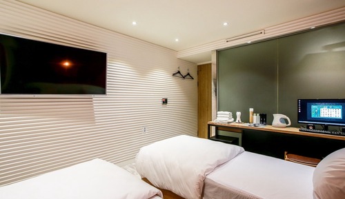 Room (Twin)