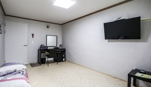 Room (Ondol Keunbang (Please check with the)