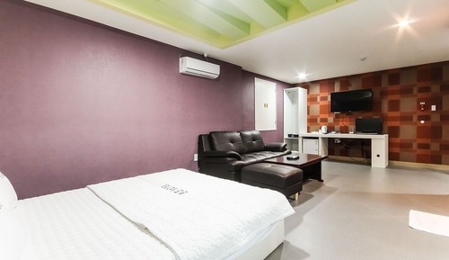 Room (Premium (based on 2 people/on-site pa)