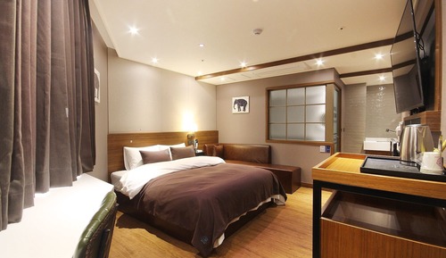 Room (Deluxe (Netflix Bathtub Bar Table PC )