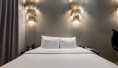 Room (Deluxe AirDresser (Netflix Nebula qua)
