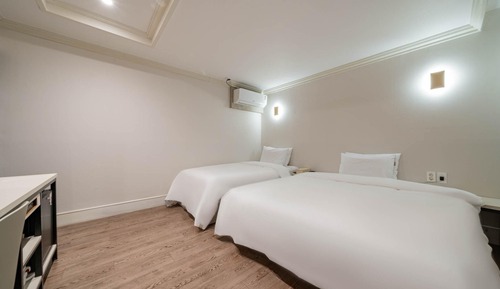 Room (Deluxe Twin B (1 single bed + 1 queen)
