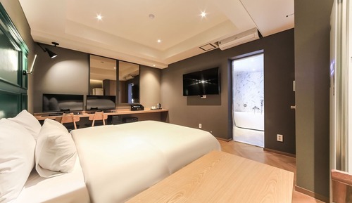 Room (Suite (with styler + 2 PCs) (Netflix )