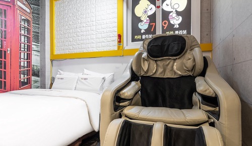 Room (Elegance (massage Netflix available))