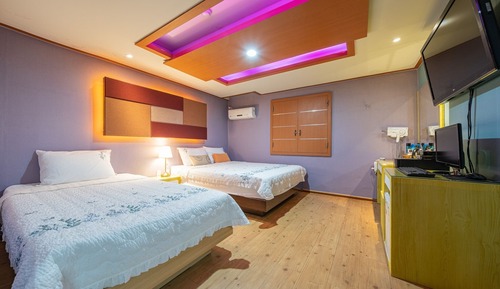 Room (Deluxe triple room (two rooms Netflix)