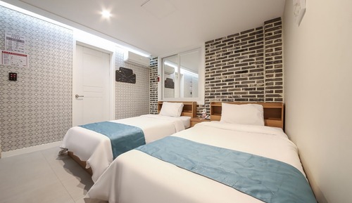 Room (Twin)