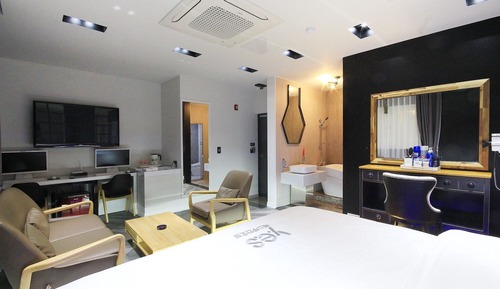 Room (Premium Gold (Netflix available LG st)