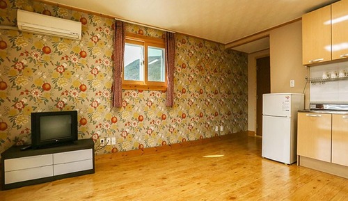 Room (Eunsong)