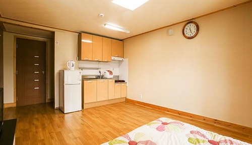 Room (Japanese Red Pine)