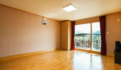 Room (Gold Pine)