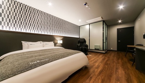 Room (Suite (large king size bed/full body )
