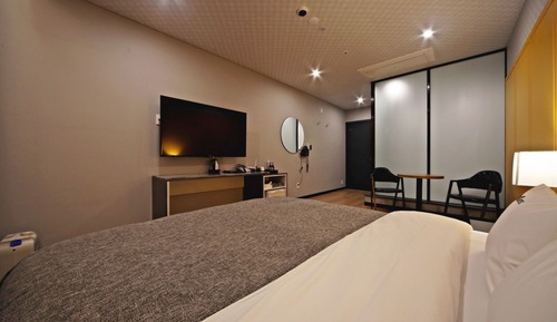 Room (Deluxe A (large king size bed/goose d)