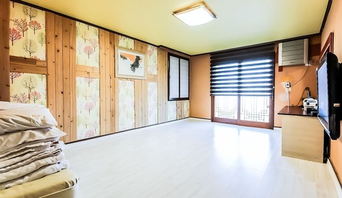 Room (Korean-style Ondol Room)