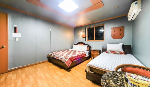 Room (Twin rooms (based on three people add)