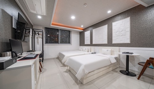 Room (Suite Twin B (1 PC bidet 1 single min)