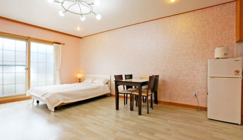 Room (Pink Room 2F)