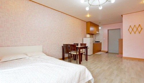 Room (Pink Room 1F)