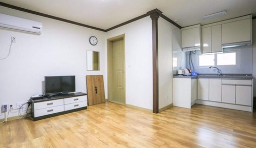 Room (2-2)