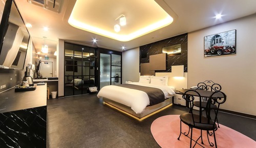 Room (Premium - Large Bathtub (massage chai)