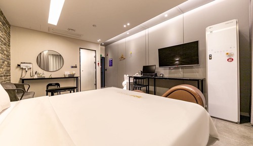 Room (VIP (1 room 1 parking lot drive-in wa)