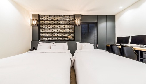 Room (Twin)