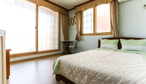 Room (Bedroom)