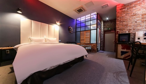 Room (Ace Y)